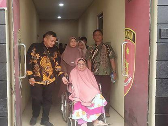 Dengan kursi roda nenek Kannu menjalani pemeriksaan di Polda Sumsel setelah dilaporkan keempat anak kandungnya atas dugaan kasus penggelapan tanah warisan, Foto : Ist