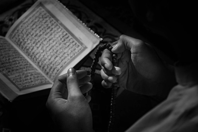 Ilustrasi membaca doa setelah baca Yasin. Foto: Unsplash/fikry anshor