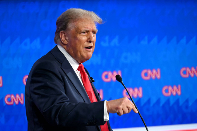 Mantan Presiden AS dan calon presiden dari Partai Republik Donald Trump berbicara saat ia berpartisipasi dalam debat presiden pertama pemilu 2024 dengan Presiden AS Joe Biden di studio CNN di Atlanta, Georgia, Sabtu (28/6/2024). Foto: Andrew Caballero-Reynolds/AFP