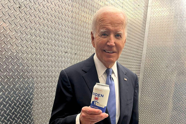 Presiden AS Joe Biden memegang sekaleng air bermerek Biden. Foto:  @drbiden via X @JoeBiden/via REUTERS 