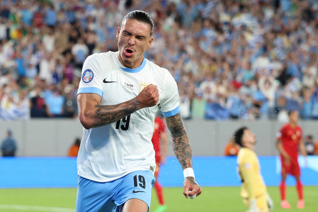 Pemain Uruguay Darwin Nunez merayakan gol kedua timnya pada pertandingan sepak bola grup C turnamen Conmebol 2024 Copa America antara Uruguay dan Bolivia di Stadion MetLife di East Rutherford, New Jersey, pada Kamis (27/6/2024). Foto: Charly Triballeau/AFP