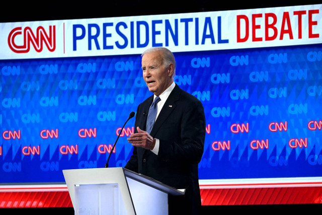 Mantan Presiden AS dan calon presiden dari Partai Republik Donald Trump berbicara saat ia berpartisipasi dalam debat presiden pertama pemilu 2024 dengan Presiden AS Joe Biden di studio CNN di Atlanta, Georgia, Sabtu (28/6/2024). Foto: Andrew Caballero-Reynolds/AFP