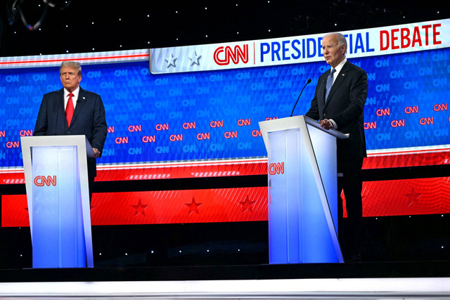 Presiden AS Joe Biden dan mantan Presiden AS dan calon presiden dari Partai Republik Donald Trump berpartisipasi dalam debat presiden pertama pemilu 2024 di studio CNN di Atlanta, Georgia, Sabtu (28/6/2024). Foto: Andrew Caballero-Reynolds/AFP