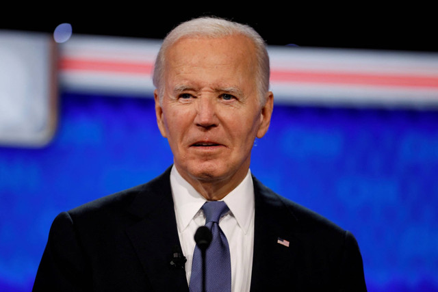 Presiden AS Joe Biden berbicara saat berpartisipasi dalam debat presiden pertama pemilu 2024 dengan mantan Presiden AS dan calon presiden dari Partai Republik Donald Trump di studio CNN di Atlanta, Georgia, Sabtu (28/6/2024). Foto: Marco Bello/REUTERS