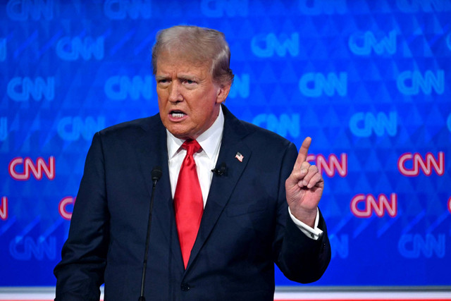 Mantan Presiden AS dan calon presiden dari Partai Republik Donald Trump berbicara saat ia berpartisipasi dalam debat presiden pertama pemilu 2024 dengan Presiden AS Joe Biden di studio CNN di Atlanta, Georgia, Sabtu (28/6/2024). Foto: Andrew Caballero-Reynolds/AFP