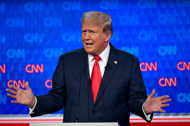 Mantan Presiden AS dan calon presiden dari Partai Republik Donald Trump berbicara saat ia berpartisipasi dalam debat presiden pertama pemilu 2024 dengan Presiden AS Joe Biden di studio CNN di Atlanta, Georgia, Sabtu (28/6/2024). Foto: Andrew Caballero-Reynolds/AFP