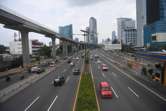  Sejumlah kendaraan melintasi jalan tol dalam kota di Jakarta, Selasa (9/2/2022). Foto: Akbar Nugroho Gumay/ANTARA FOTO