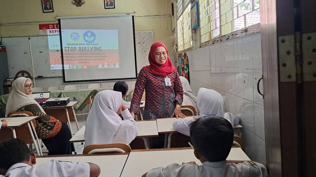 Program pengabdian masyarakat (pengmas) FK Unair berikan edukasi kepada siswa SDN Ketabang Seruni Surabaya terkait bahaya bullying. Foto: Humas FK Unair