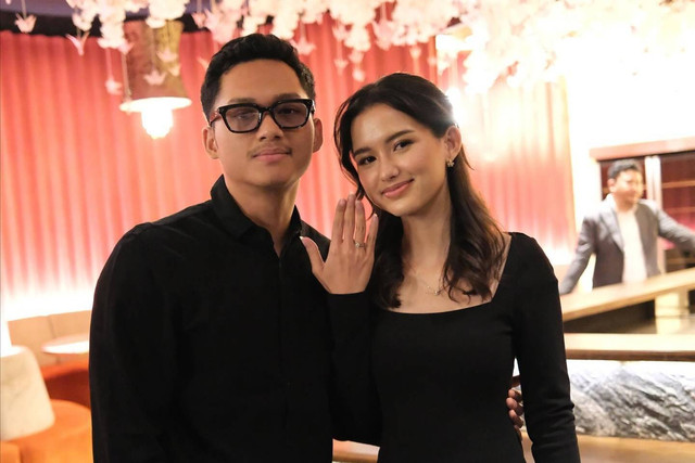 Azriel Hermansyah lamar Sarah Menzel. Foto: Instagram/@azriel_hermansyah