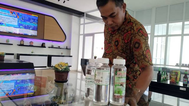 Virgin Coconut Oil (VCO), produk olahan kelapa untuk kesehatan sulit bersaing dan tak laku karena dalam Klasifikasi Baku Lapangan Usaha Indonesia (KBLI) terkategori sebagai minyak goreng bukan produk kesehatan.