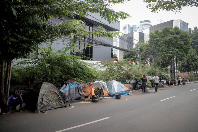 Tenda-tenda para pencari suaka berdiri di bahu jalan dekat Kantor UNHCR di kawasan Setiabudi, Kuningan, Jakarta Selatan, Jumat (28/6/2024). Foto: Jamal Ramadhan/kumparan