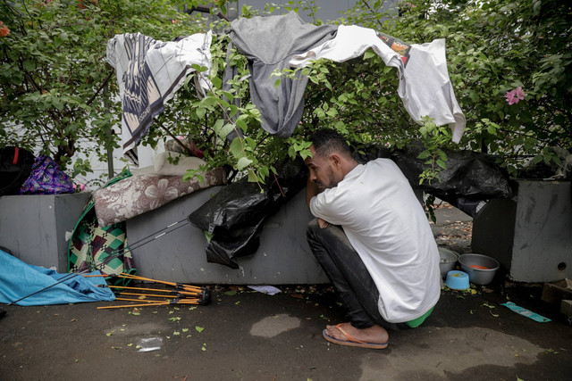 Pencari suaka mendirikan tenda di bahu jalan dekat Kantor UNHCR di kawasan Setiabudi, Kuningan, Jakarta Selatan, Jumat (28/6/2024). Foto: Jamal Ramadhan/kumparan