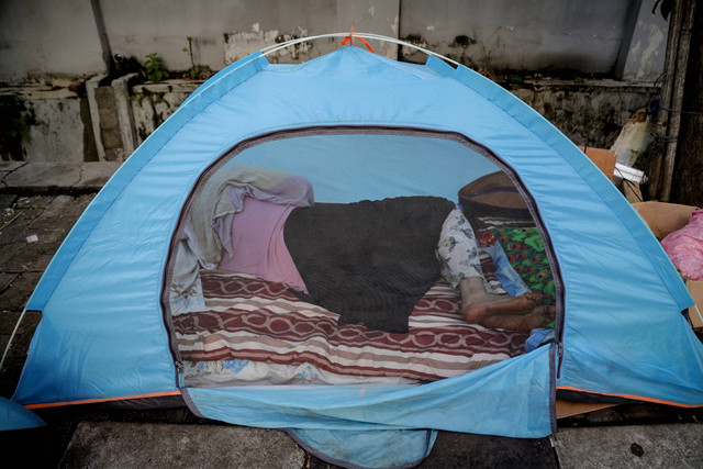 Pencari suaka beristirahat di tenda yang dididirikan di bahu jalan dekat Kantor UNHCR di kawasan Setiabudi, Kuningan, Jakarta Selatan, Jumat (28/6/2024). Foto: Jamal Ramadhan/kumparan