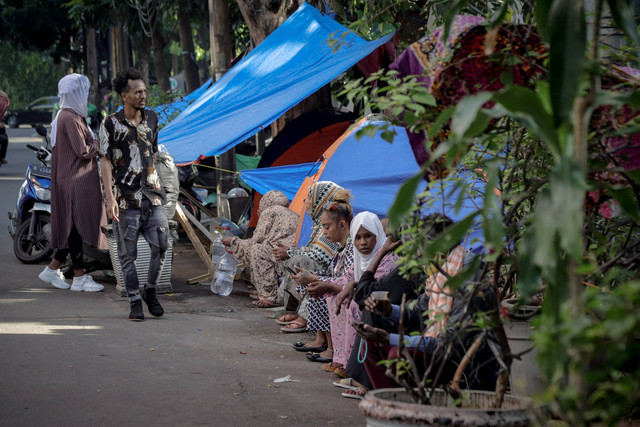 Para pencari suaka membangun tenda di bahu jalan dekat Kantor UNHCR di kawasan Setiabudi, Kuningan, Jakarta Selatan, Jumat (28/6/2024). Foto: Jamal Ramadhan/kumparan