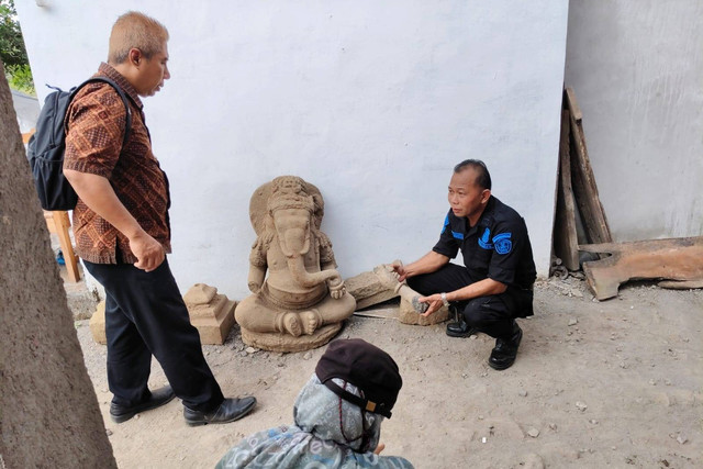 Petugas Balai Pelestarian Kebudayaan Wilayah X mengamati arca ganesha yang ditemukan di Dusun Sayidan, Kalurahan Sumberadi, Kapanewon Mlati, Kabupaten Sleman, Jumat (28/6/2024). Foto: Arfiansyah Panji Purnandaru/kumparan