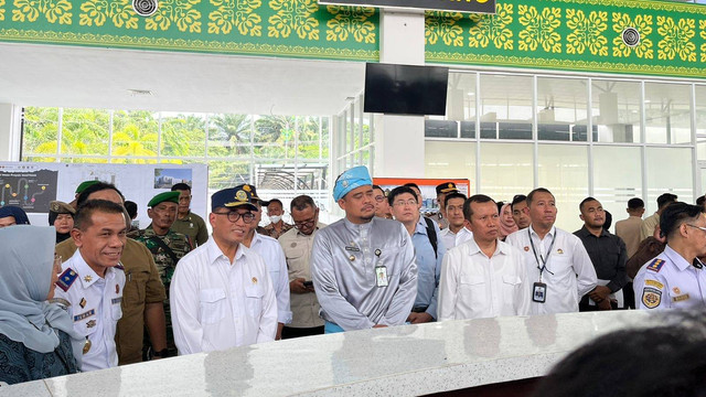 Menteri Perhubungan Budi Karya Sumadi meninjau Terminal Amplas, Kota Medan, pada Jumat (28/6/2024). Foto: Tri Vosa/kumparan