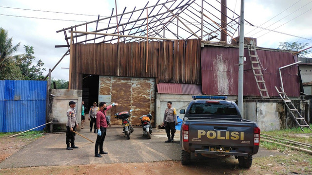 Personel Polres Kubu Raya saat melakukan olah TKP. Pekerja bangunan tewas tersengat listrik saat akan mengganti atap sawmil. Foto: Dok. Polres Kubu Raya.