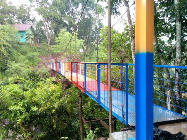 Jembatan gantung yang direkonstruksi PT Telkom Indonesia di Desa Cimahpar, Sukabumi. Foto: Dok. Istimewa