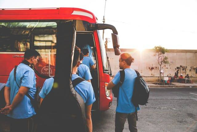 Armada sewa bus pariwisata Bogor. Foto hanya sebagai ilustrasi, bukan tempat sebenarnya. Sumber: Pexels/Lê Minh