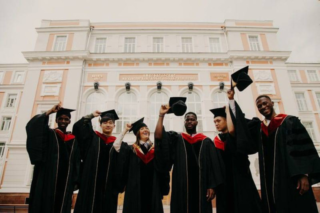 Ilustrasi aturan penggunaan toga wisuda. Sumber foto: Unplash/RUT MIIT