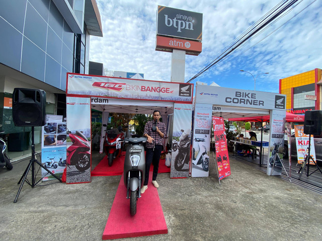 Asmo Kalbar memberikan servis murah untuk motor Honda di Halaman Kantor BTPN Pontianak. Foto: Rere Hutapea/Hi!Pontianak