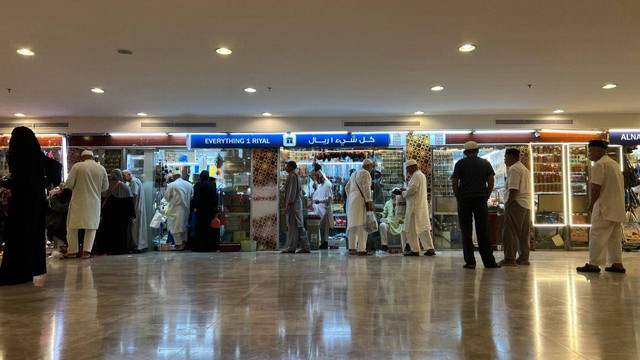 Sejumlah pengunjung berbelanja di toko serba satu riyal di Madinah. Foto: Salmah Muslimah/kumparan