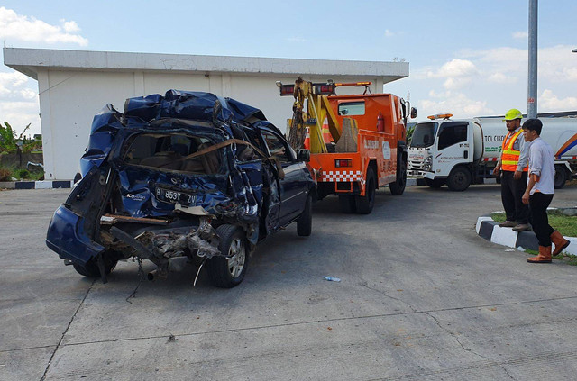 Salah satu kendaraan yang terlibat tabrakan beruntun di Tol Cipali KM 168, Jumat (28/6/2024). Foto: Dok. kumparan