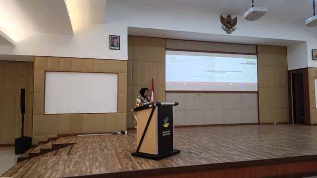 Menteri Sosial Republik Indonesia Tri Rismaharini saat acara Graduasi 3.415 peserta Program PENA Kemensos di Jaksel, Jumat (28/6). Foto: Thomas Bosco/kumparan