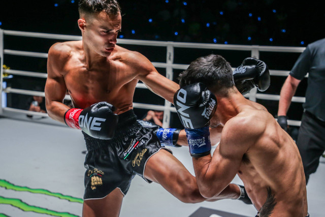 Jonathan di Bella (kiri) akan tampil dalam laga puncak ONE Friday Fights 68 dengan menghadapi Prajanchai PK Saenchai pada Jumat (28/6/2024). Foto: ONE Championship