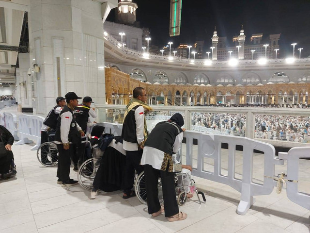 Jemaah haji lansia melihat dan berdoa di depan ka'bah untuk pertama kali. Foto: Dok. MCH 2024