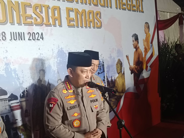 Kapolri Jenderal Listyo Sigit Prabowo usai acara doa bersama lintas agama dalam rangka peringatan hari Bhayangkara ke-78 di lapangan Mabes Polri, Jakarta Selatan, Jumat (28/6) malam. Foto: Zamachsyari/kumparan