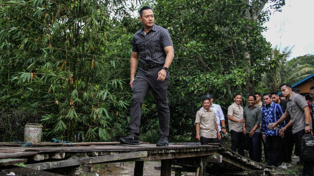 AHY berjalan menuju rumah warga untuk menyerahkan sertifikat tanah di Kelurahan Petuk Katimpun, Palangka Raya, Kalimantan Tengah, Jumat (28/6/2024). Foto: ANTARA FOTO/Auliya Rahman