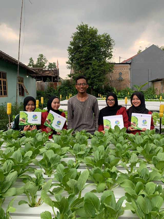 Foto bersama Pemilik ValeFarm Hidroponik, Solo