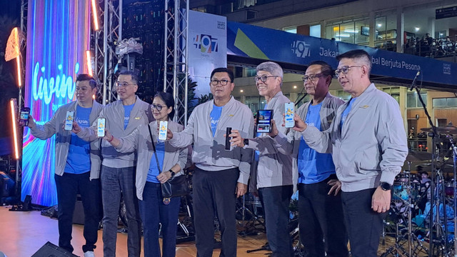 PT Bank Mandiri (Persero) Tbk (BMRI)
saat melakukan simbolisasi peresmian kampanye #BeyondSuperAPP, pada program Livin' Beyond Fest, di Sarinah Thamrin, Jakarta, Jumat (28/6) malam.  Foto: Ghifari/kumparan 