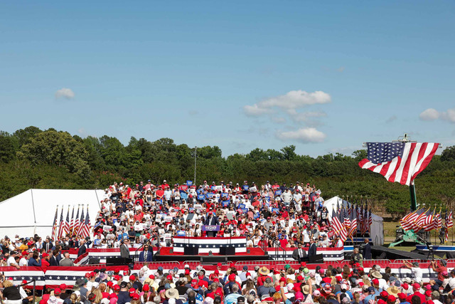 Mantan Presiden AS dan calon presiden dari Partai Republik Donald Trump berbicara pada kampanye, di Chesapeake, Virginia, AS 28 Juni 2024. Foto: Brendan McDermid/Reuters