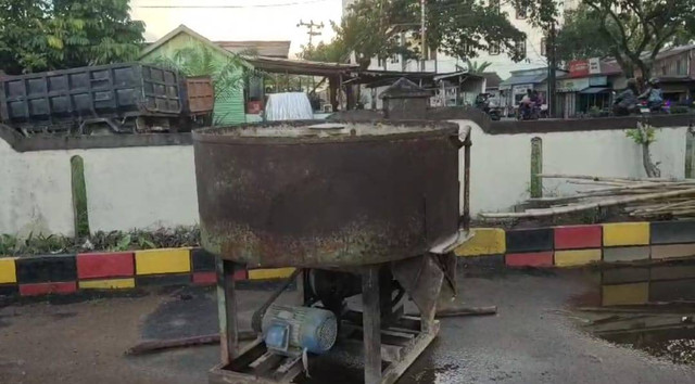 Mesin pengaduk semen yang sudah diamankan di Polres Kubu Raya. Sorang anak berusia 11 tahun meninggal usai masuk ke mesin pengaduk semen di percetakan batu bata. Foto: Dok, Polres Kubu Raya