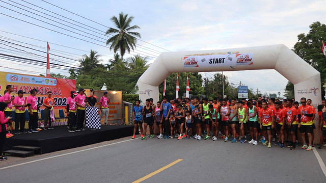 Fun Run HUT Bhayangkara ke-78 di Mempawah. Ratusan pelari ramaikan Fun Run yang digelar Sabtu pagi. Foto: Muhammad Zain. Hi!Pontianak