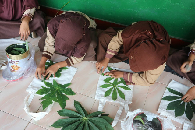Pembuatan ecoprint oleh mahasiswa Kampus Mengajar UAD di SDN Baran Patuk (Dok. Dinda)
