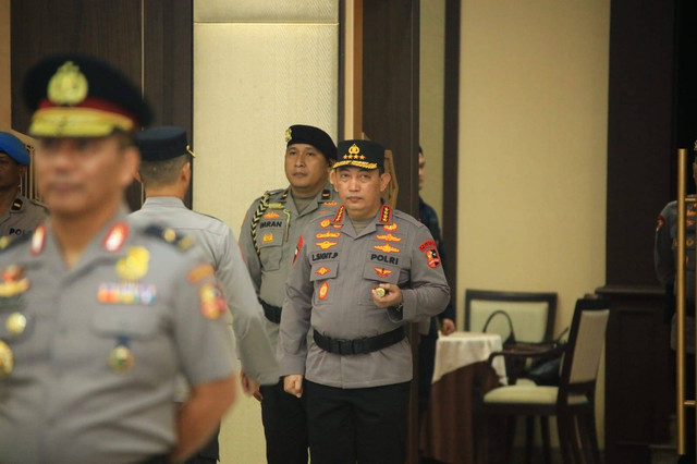 Kapolri Jenderal Listyo Sigit Prabowo memimpin upacara kenaikan pangkat 31 perwira tinggi Polri, Sabtu (29/7). Foto: Dok. Polri