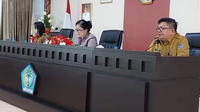 Sekda Kabupaten Sitaro, Denny D Kondoj, saat memaparkan rancangan akhir RKPD tahun 2025 dihadapan Tim Pengendali dan Evaluasi Pemprov Sulut.