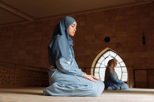 Doa tahiyat akhir. Foto hanya ilustrasi, bukan yang sebenarnya. Sumber: Pexels/Thirdman