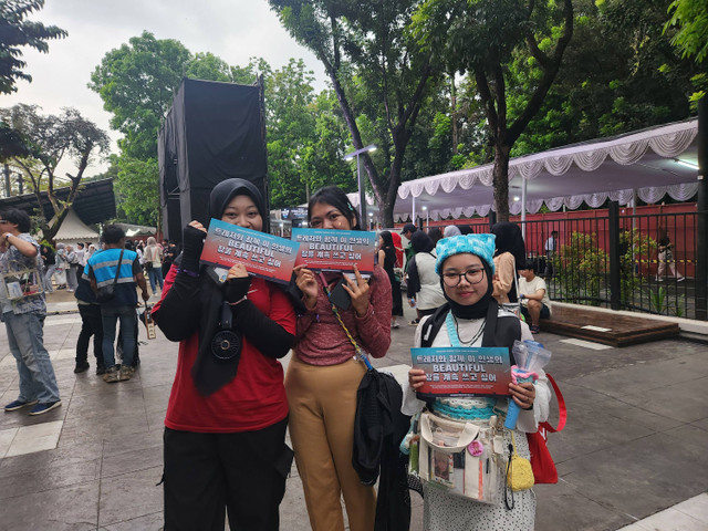 Penonton memadati area Indonesia Arena GBK untuk menyaksikan konser Treasure Relay Tour Reboot in Jakarta, Sabtu (29/6). Foto: Ela Nurlaela/kumparan