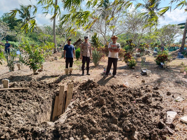 Petugas di lokasi makam di TPU Dusun Krajan, Desa Plampangrejo, Kecamatan Cluring, Banyuwangi dibongkar orang misterius pada Sabtu, 29 Juni 2024 dini hari. Foto: Dok. Istimewa