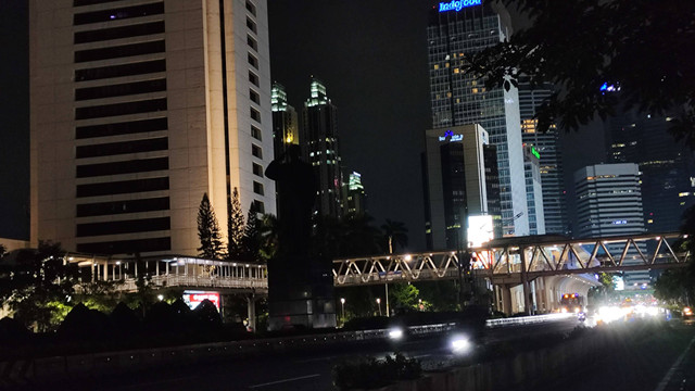 Suasana di kawasan Bundaran HI, Jakarta Pusat, saat earth hour, Sabtu (29/6). Foto: Fadlan Nuril Fahmi/kumparan