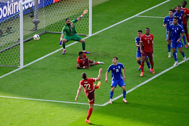 Bek Swiss (22) Fabian Schaer menembak tepat sasaran pada pertandingan sepak bola babak 16 besar UEFA Euro 2024 antara Swiss dan Italia di Olympiastadion Berlin di Berlin pada 29 Juni 2024. Foto: JOHN MACDOUGALL / AFP