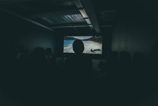 Jadwal tayang A Quiet Place: Day One di Bandung 30 Juni. Foto hanyalah ilustrasi, bukan tempat yang sebenarnya. Sumber: Unsplash/Joseph Pearson