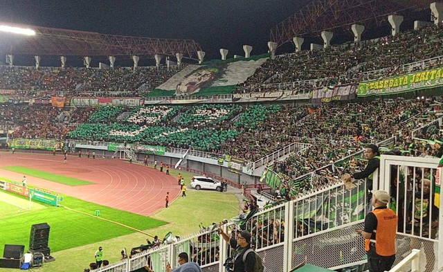 Koreo dari Bonek dalam gelaran 'Anniversary Game 97' di stadion GBT, Sabtu (29/6) malam. Foto: Masruroh/Basra