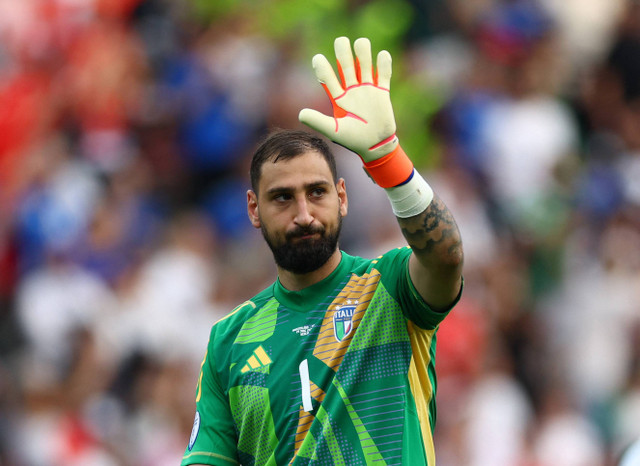 Gianluigi Donnarumma kecewa usai Italia dikalahkan Swiss di 16 besar Piala Eropa, Sabtu (29/06/2024). Foto: REUTERS/Lee Smith