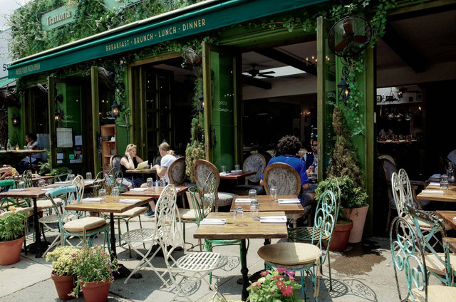 Cafe Outdoor Jakarta Selatan Murah. Foto hanya ilustrasi, bukan tempat yang sebenarnya. Sumber: unsplash.com/Krisztina Papp.