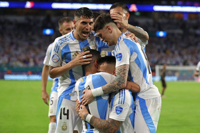 Selebrasi pemain Timnas Argentina usai mencetak gol ke gawang Timnas Peru pada pertandingan Grup A Copa America 2024 di Stadion Hard Rock, Miami, Amerika Serikat, Minggu (30/6/2024). Foto: Chris Arjoon/AFP